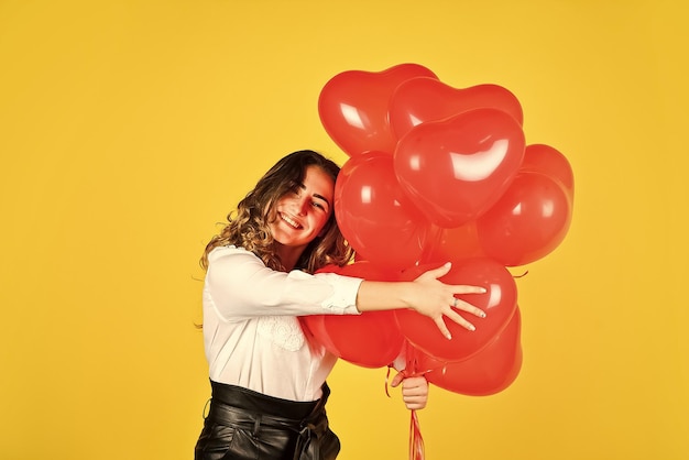 Überraschen Sie mit Liebe Heliumballons für die Party Beeindruckendes Geschenk Fröhlicher Valentinstag Geburtstagsfeier Mädchenherzballons Geschenk für Freundin Festliche Stimmung Glückliche Frau Luftballons Haufen Geschenk