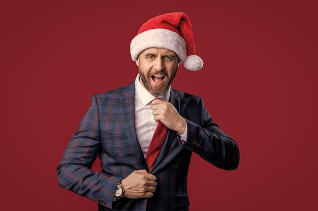 Überraschender Geschäftsmann, der einen Weihnachtsmannshut trägt. Frohe Weihnachten. Geschäftsmann in Weihnachte.