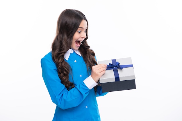 Überrascht Emotionen der jungen Teenager-Mädchen Teenager-Kind mit Geschenkbox auf weißem, isoliertem Hintergrund Geschenk für Kindergeburtstag Weihnachten oder Neujahr Geschenkbox