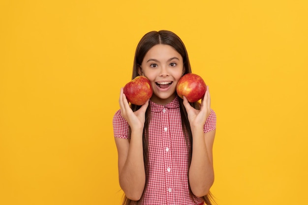 Überrascht jugendlich Mädchen halten gesunde Apfelfrucht mit Vitamingesundheit