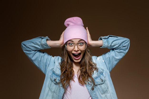 Überrascht schöne Frau in Jeansjacke