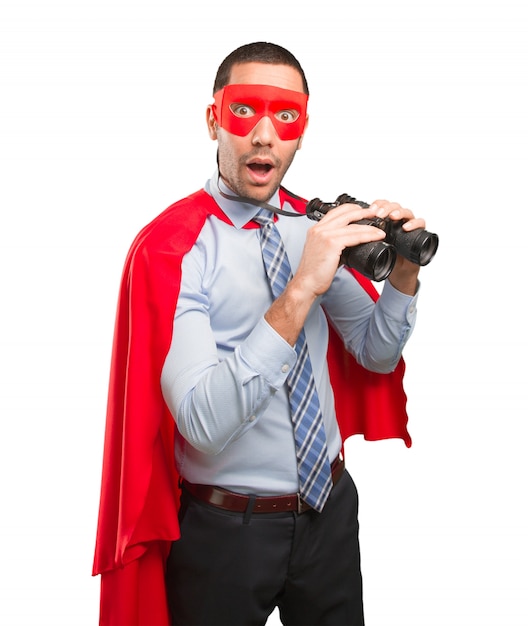 Überrascht super Geschäftsmann mit einem Fernglas