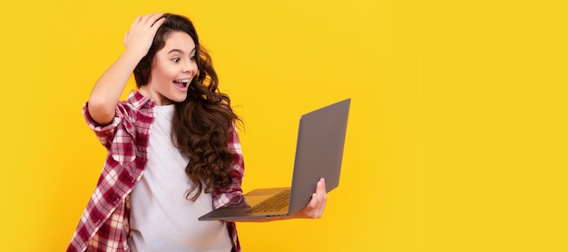 Überrascht Teenager-Mädchen verwenden Laptop für Blogging-Webinar bei Online-Bildung Schulmädchen-Porträt mit horizontalem Laptop-Poster Banner-Header mit Kopierbereich