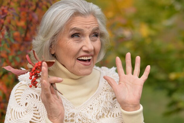 Überraschte Frau, die mit Beeren aufwirft