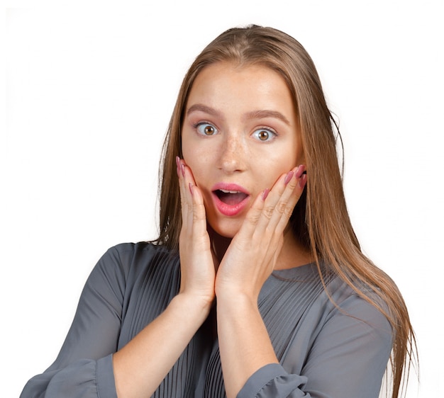 Überraschte Geschäftsfrau überrascht oder entsetzt durch unerwartete Nachrichten