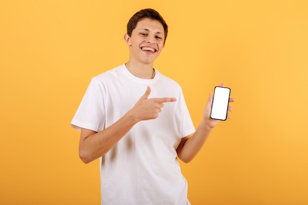 Überraschter Junge im weißen T-Shirt ist auf einem orange Hintergrund