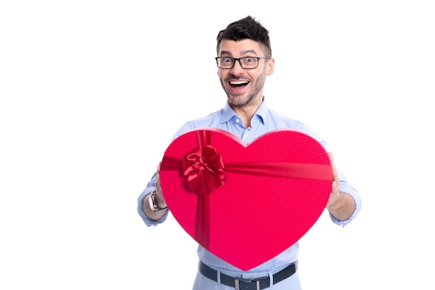 Überraschter Mann mit Liebes-Valentinsgrußgeschenk im Studio Mann mit Liebes-Valentinsgrußgeschenkbox