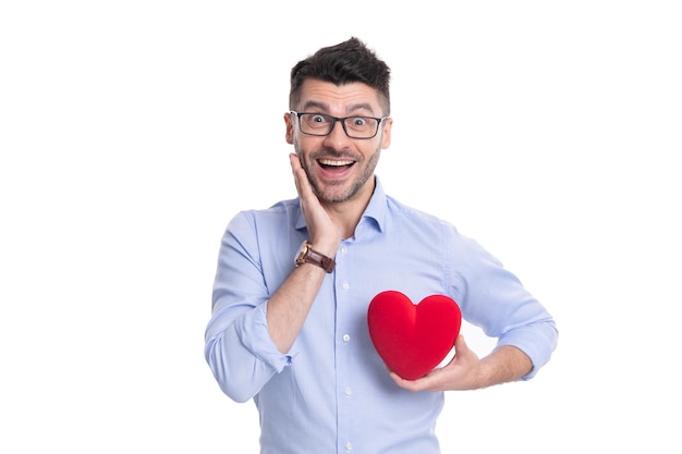 Überraschter Mann mit Liebesherzen im Studio Mann mit Liebesherzen auf weißem Hintergrund