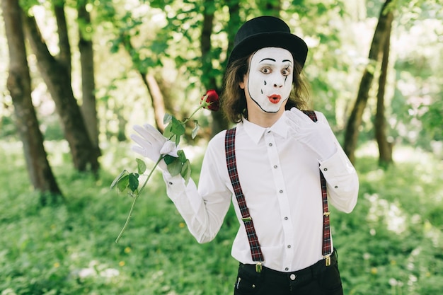 Überraschter Mime in einem Park