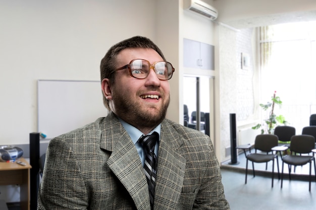 Überraschter Nerd-Geschäftsmann mit Brille im Büro