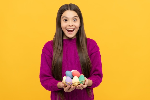 Überraschter Teenager mit bemalten Wachteleiern für Ostern, Eiersuche.