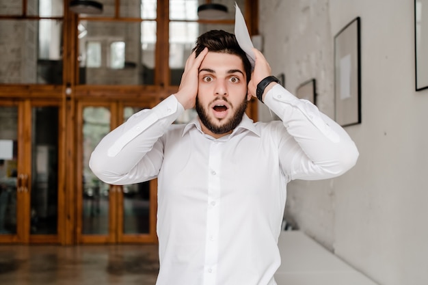 Überraschter und verwirrter Mann im Büro