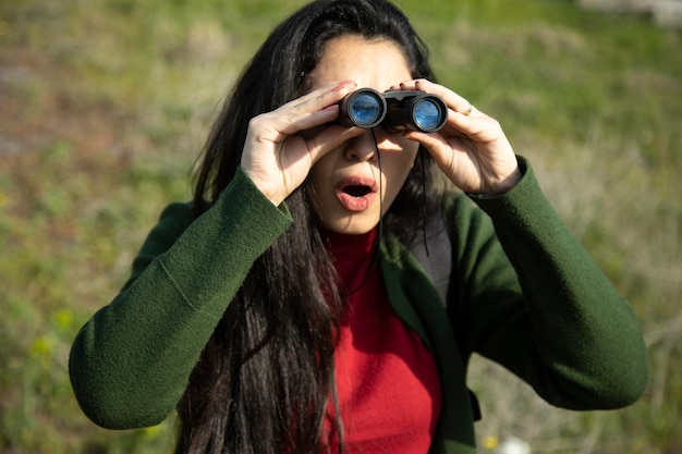 Überraschtes Frauenhandfernglas