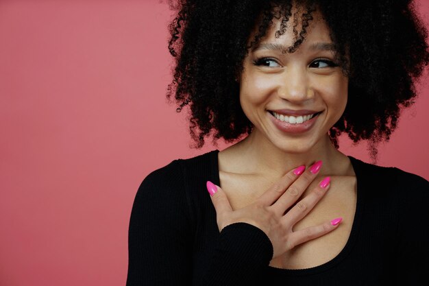 Überraschung für eine schöne junge Frau mit Afro-Aussehen Ein Freiberufler lächelt und posiert auf einem Foto