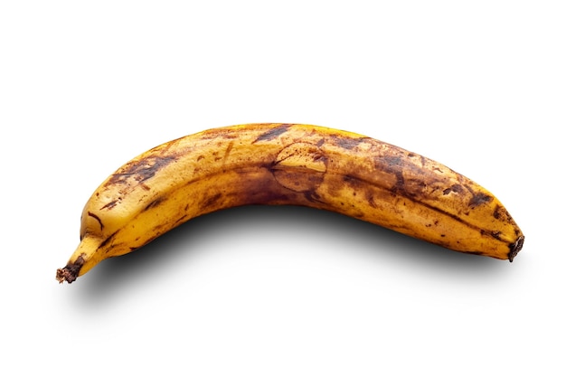 Überreife verdorbene Banane auf einer weißen Oberfläche Gelbe Banane isoliert auf weißem Hintergrund