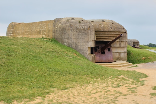 Überreste der deutschen Batterie, die am 07. Juni 1944 erbeutet wurde Bunker- und Artilleriegeschütze