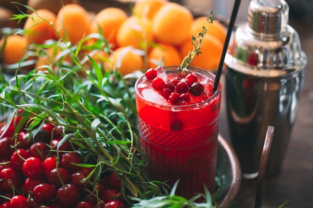 Berry cocktail na bandeja. close-up de um coquetel frio.