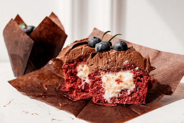 Berry Cupcakes mit Füllung, schneiden Dessert