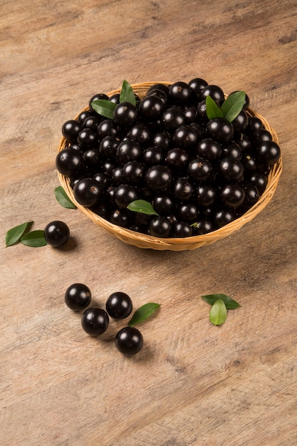 Berry Jaboticaba em tigela na mesa de madeira. Frutas brasileiras.