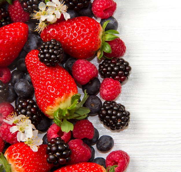 Berry over white Holz, Erdbeeren, Himbeeren, Heidelbeeren