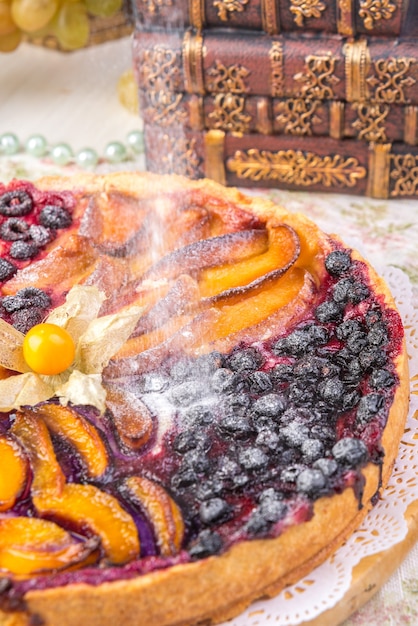 Berry Pie, eine mit Marmelade gefüllte Torte aus schwarzen Johannisbeeren, in Glasform auf grauem Hintergrund. Selektiver Fokus, Nahaufnahme.