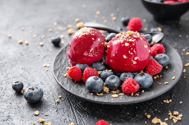 Berry refrescante cucharadas de helado en un plato