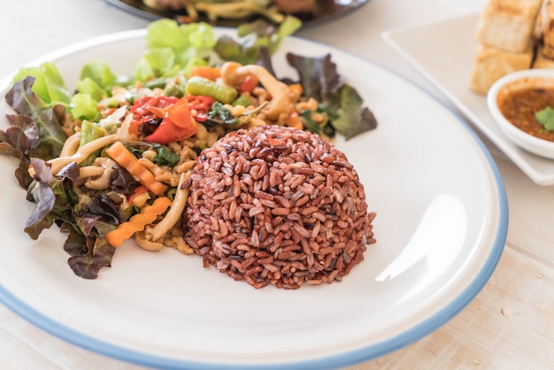 Berry Rice con salteado de proteína de tofu y albahaca