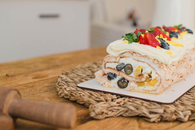 Berry Roll dekoriert mit Himbeer-Erdbeeren und Brombeeren in einem Abschnitt Nahaufnahme