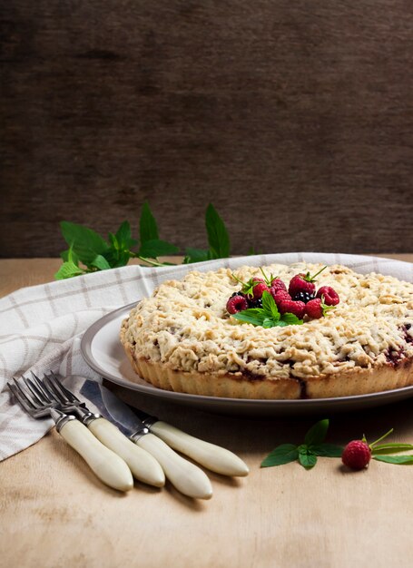 Berry Shortcrust Pie mit Streusel auf einem Teller