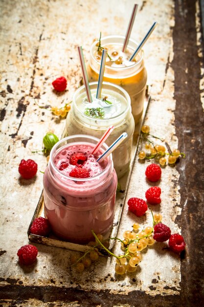 Berry smoothie grosellas, frambuesas y grosellas blancas. Sobre fondo rústico.