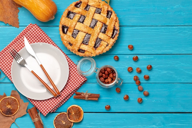 Berry Tart Pie auf blauem Holztisch