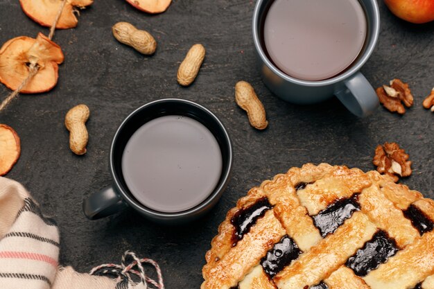 Berry Tart Pie auf schwarzem Tisch in der Nähe