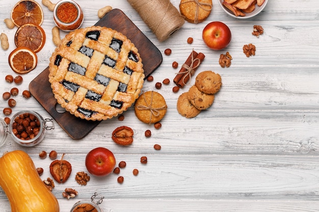 Berry Tart Pie auf weißem Holztisch