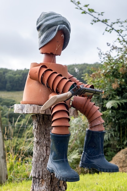 BERRYNARBOR, DEVON, REINO UNIDO - AGOSTO 17: Homem do vaso de flores na vila de Berrynarbor em Devon em 17 de agosto de 2021