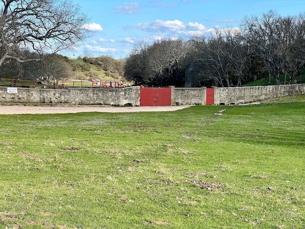 Übersichtsbild des Tors oder der Tür, die den Corral auf Jueves La Saca auf dem Berg Valonsadero in Soria San Juan-Feierlichkeiten öffnet