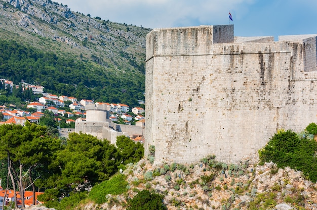 Berühmte Altstadt Von Dubrovnik In Kroatien. Sommeransicht mit Festungsmauer und Minceta-Turm. Menschen nicht wiederzuerkennen.