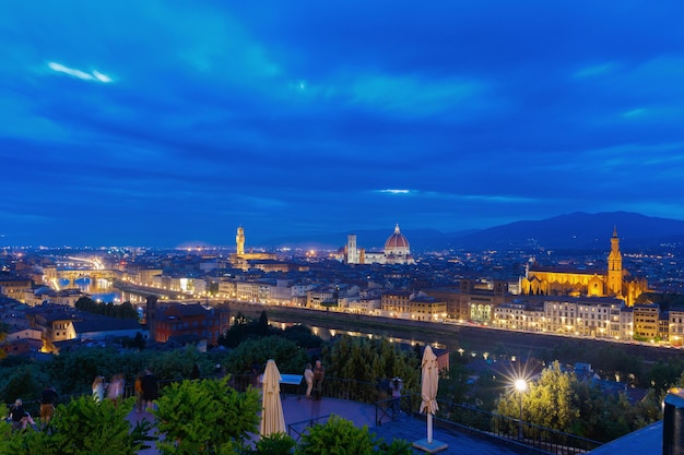 Berühmte Ansicht von Florenz bei Nacht vom Piazzale Michelangelo in Florenz, Toskana, Italien
