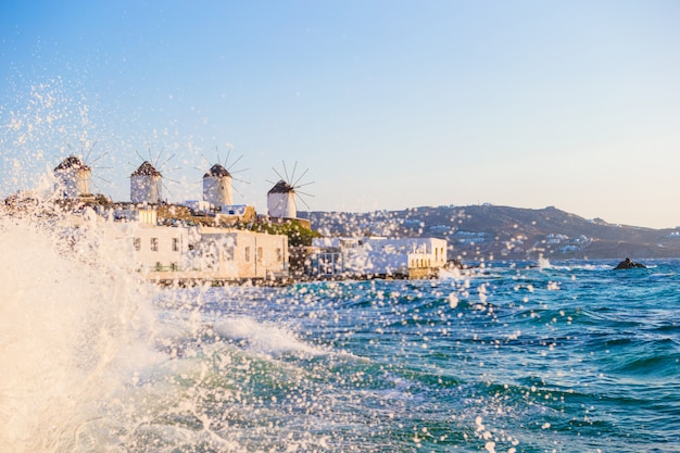 Berühmte Ansicht von traditionellen griechischen Windmühlen auf Mykonos-Insel bei Sonnenaufgang, die Kykladen, Griechenland