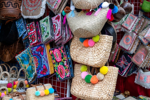 Berühmte balinesische Rattan-Öko-Taschen in einem lokalen Souvenirmarkt auf der Straße in Ubud Bali Indonesien Kunsthandwerk und Souvenirladen