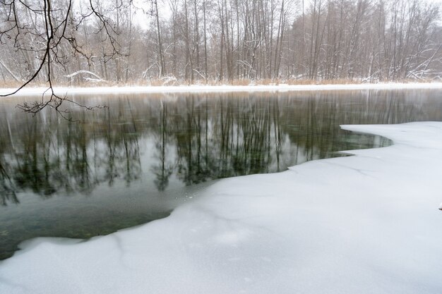 Berühmte blaue Karstseen. Blaue Seen frieren im Winter nicht ein und ernähren sich von Grundwasser. Wasser- und Schlammseen heilen von einer Vielzahl von Krankheiten. Seen Russland, Kasan. Winterlandschaft.