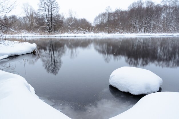 Foto berühmte blaue karstseen. blaue seen frieren im winter nicht ein und ernähren sich von grundwasser. wasser- und schlammseen heilen von einer vielzahl von krankheiten. seen russland, kasan. winterlandschaft.