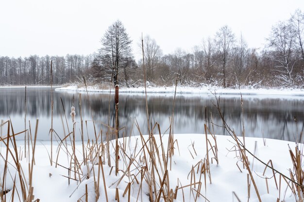 Berühmte blaue Karstseen. Blaue Seen frieren im Winter nicht ein und ernähren sich von Grundwasser. Wasser- und Schlammseen heilen von einer Vielzahl von Krankheiten. Seen Russland, Kasan. Winterlandschaft.