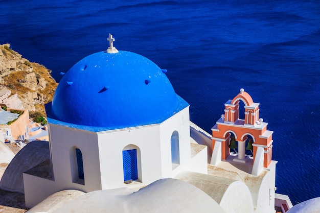 Berühmte blaue Kuppeln des erstaunlichen Santorini. Griechenland