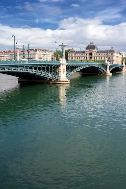 Berühmte Brücke in der Stadt Lyon, Frankreich, im Sommer