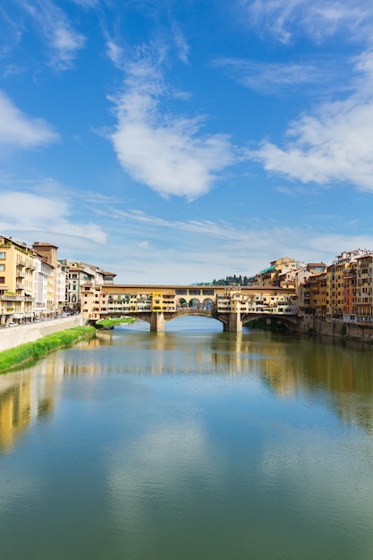 Berühmte Brücke Ponte Vecchio über den Fluss Arno am Sommertag, vertikaler Schuss, Florenz, Italien