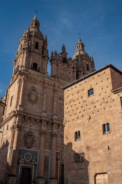 Berühmte Casa de las Conchas mit der Kirche La Clerecia in Salamanca