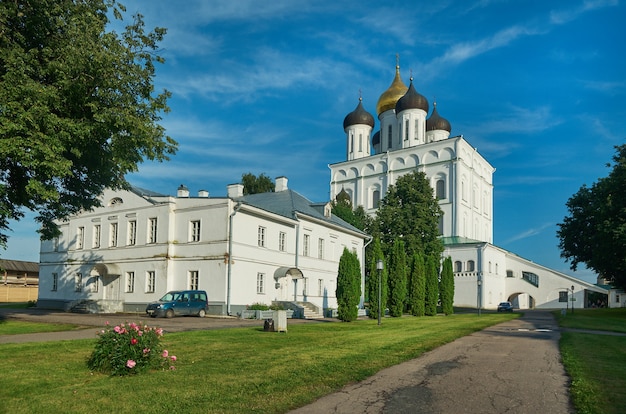 Berühmte Dreifaltigkeitskathedrale. Stadt Pskow, Russland. 12. Juli 2017