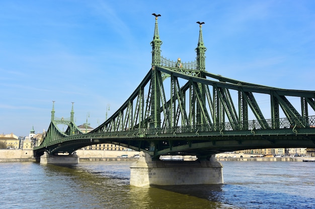 Berühmte Freiheitsbrücke in Budapest.