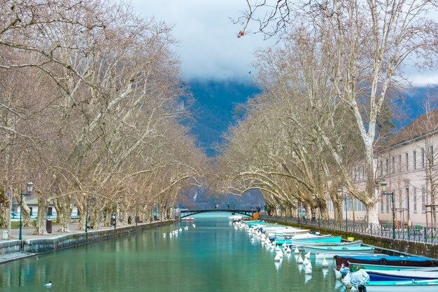 Berühmte Fußgängerbrücke Bridge of Loves oder Pont des Amours über den Kanal von Vasse in der Nähe des Sees von Annecy, Venedig der Alpen, Frankreich