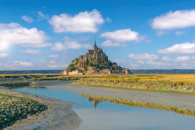 Berühmte Gezeiteninsel Le Mont SaintMichel in der Normandie Frankreich